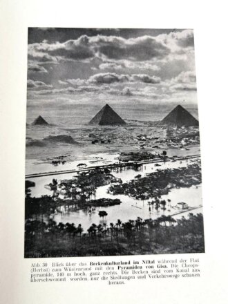 "Ägypten und Cyrenaika" Luftgeographisches Einzelheft 1.Teil, Herausgegeben vom Generalstab der Luftwaffe 1942. Einband angeschmutzt, sonst guter Zustand, etwas über DIN A4