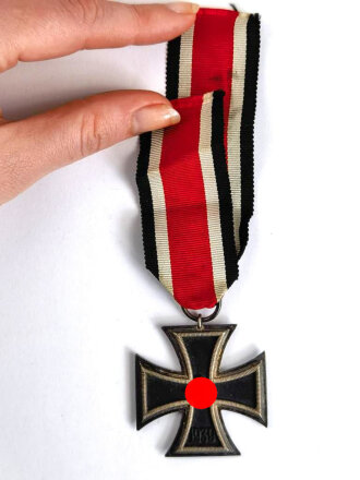 Eisernes Kreuz 2. Klasse 1939 am Band, Hersteller " 65 " im Bandring für " Klein & Quenzer A.G., Idar Oberstein ", Hakenkreuz mit vollständiger Schwärzung