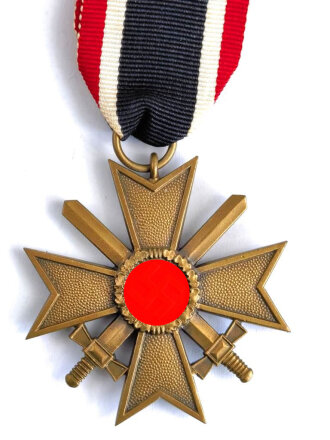 Kriegsverdienstkreuz 2. Klasse 1939 mit Schwertern am langem Band, Buntmetall im sehr guten Zustand, ohne Hersteller