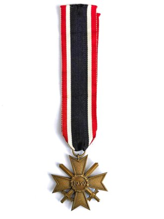 Kriegsverdienstkreuz 2. Klasse 1939 mit Schwertern am langem Band, Buntmetall im sehr guten Zustand, ohne Hersteller