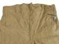 Kurze Tropenhose Modell 1943 für Angehörige des Heeres. Hinten ein breiter Riegel nachträglich eingenäht. Kammerstück