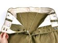 Kurze Tropenhose Modell 1943 für Angehörige des Heeres. Hinten ein breiter Riegel nachträglich eingenäht. Kammerstück