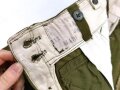 Kurze Tropenhose Modell 1943 für Angehörige des Heeres. Hinten ein breiter Riegel nachträglich eingenäht. Kammerstück