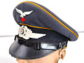 Luftwaffe, Schirmmütze für Mannschaften fliegendes Personal, getragenes Stück, Kopfgrösse 56. Mützenriemen neuzeitlich ergänzt