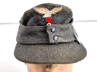 Luftwaffe, Feldmütze Modell 1943 für Mannschaften . Getragenes Stück, Kopfgrösse 56, der Adler sicher originalvernäht, die Kokarde- wenn auch unschön- höchstwahrscheinlich auch alt v ernäht