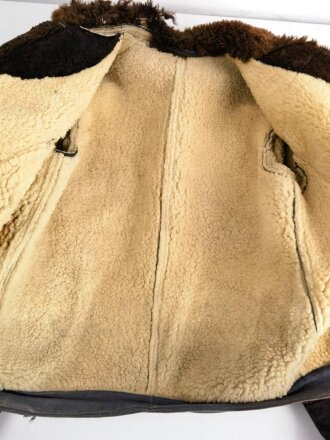 Luftwaffe Lederjacke mit Pelzkragen für fliegendes Personal. Etikett mit Reichsbetriebsnummer, Frontreissverschluss leicht defekt, Funktioniert aber einwandfrei. Alle Druckknöpfe und Reissverschlüsse gängig. Deutlich getragenes Stück