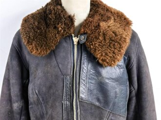 Luftwaffe Lederjacke mit Pelzkragen für fliegendes Personal. Etikett mit Reichsbetriebsnummer, Frontreissverschluss leicht defekt, Funktioniert aber einwandfrei. Alle Druckknöpfe und Reissverschlüsse gängig. Deutlich getragenes Stück