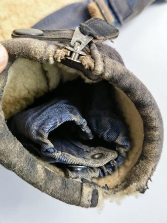 Luftwaffe Lederjacke mit Pelzkragen für fliegendes Personal. Etikett mit Reichsbetriebsnummer, Frontreissverschluss leicht defekt, Funktioniert aber einwandfrei. Alle Druckknöpfe und Reissverschlüsse gängig. Deutlich getragenes Stück