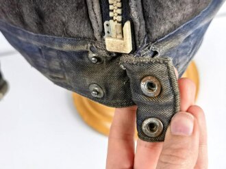 Luftwaffe Lederjacke mit Pelzkragen für fliegendes Personal. Etikett mit Reichsbetriebsnummer, Frontreissverschluss leicht defekt, Funktioniert aber einwandfrei. Alle Druckknöpfe und Reissverschlüsse gängig. Deutlich getragenes Stück