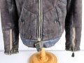 Luftwaffe Lederjacke mit Pelzkragen für fliegendes Personal. Etikett mit Reichsbetriebsnummer, Frontreissverschluss leicht defekt, Funktioniert aber einwandfrei. Alle Druckknöpfe und Reissverschlüsse gängig. Deutlich getragenes Stück