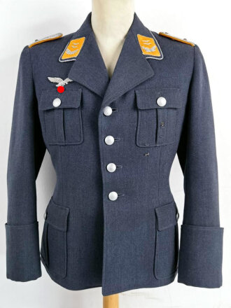 Luftwaffe, Waffenrock für einen Offizier fliegendes Personal. Getragenes Stück in gutem Zustand, die Effekten original vernäht