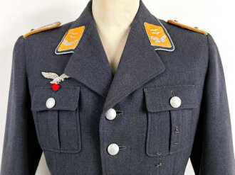 Luftwaffe, Waffenrock für einen Offizier fliegendes Personal. Getragenes Stück in gutem Zustand, die Effekten original vernäht