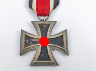 Eisernes Kreuz 2. Klasse 1939 am Band, Hersteller 24 im Bandring für "" Arbeitsgemeinschaft der Hanauer Plakettenhersteller, Hanau "