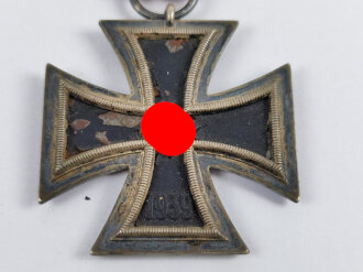 Eisernes Kreuz 2. Klasse 1939 am Band, Hersteller 24 im Bandring für "" Arbeitsgemeinschaft der Hanauer Plakettenhersteller, Hanau "