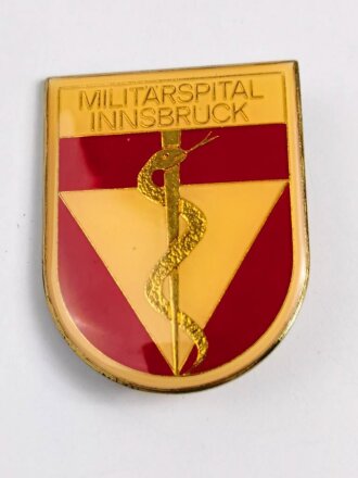 Österreich, Truppenkörperabzeichen Bundesheer " Militärspital Innsbruck " Breite 4,3 cm und höhe 5,5 cm