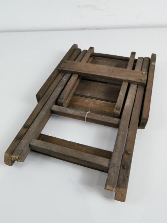 Klapphocker aus Holz, sieht man sowohl bei Funkpersonal als auch in Bunkern. Gebrauchtes Stück in gutem Zustand