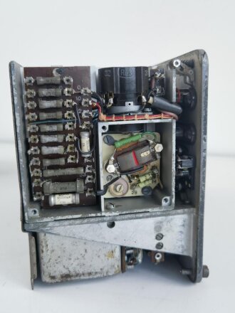 Funksprechgerät f ( Fusprech f. ) datiert 1944. Bordfunkgerät in Panzerspähwagen. Originallack, mit zugehörigem Gehäusedeckel. Funktion nicht geprüft
