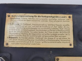 Funksprechgerät f ( Fusprech f. ) datiert 1944. Bordfunkgerät in Panzerspähwagen. Originallack, mit zugehörigem Gehäusedeckel. Funktion nicht geprüft