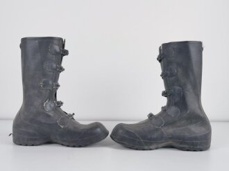 U.S. Army Pair of 1978/ 79  dated rubber overshoes, size II. Good condition