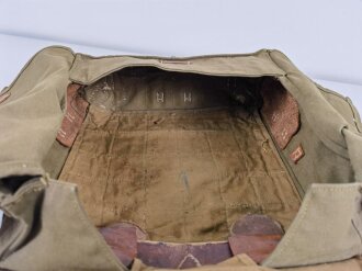 Tornister Wehrmacht . Ungereinigtes Kammerstück eines Infanterie Regiment , datiert 1935. Leicht defekt, mit Papier ausgestopft