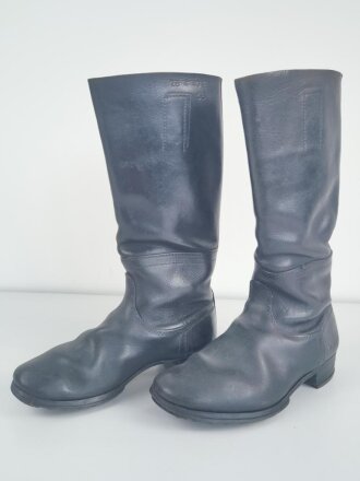 Paar Stiefel für Mannschaften der Wehrmacht. Ungewöhnliche Ausführung, aber eindeutige Kammerstücke mit dreiteiliger Sohle und verdeckter Naht. Sohlenlänge 28,5cm