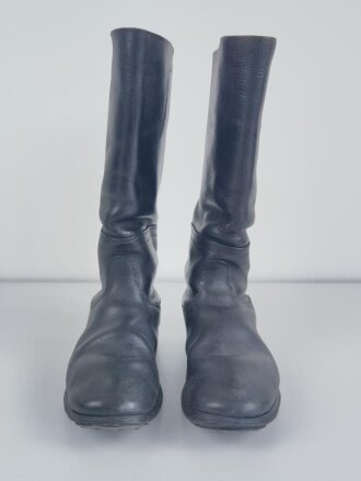 Paar Stiefel für Mannschaften der Wehrmacht. Ungewöhnliche Ausführung, aber eindeutige Kammerstücke mit dreiteiliger Sohle und verdeckter Naht. Sohlenlänge 28,5cm