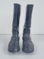 Paar Stiefel für Mannschaften der Wehrmacht. Ungewöhnliche Ausführung, aber eindeutige Kammerstücke mit dreiteiliger Sohle und verdeckter Naht. Sohlenlänge 28,5cm