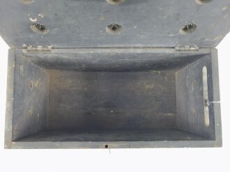 Transportkasten / Aufbewahrungskasten Wehrmacht. Originallack, Maße 29 x 45 x 21cm. Verschluss funktioniert nicht, ungereinigtes Stück