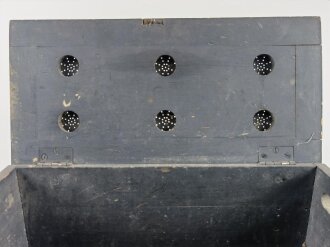 Transportkasten / Aufbewahrungskasten Wehrmacht. Originallack, Maße 29 x 45 x 21cm. Verschluss funktioniert nicht, ungereinigtes Stück