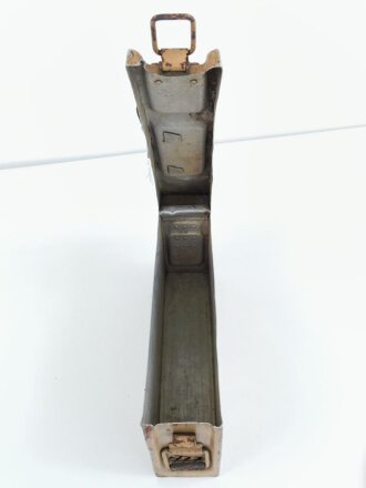 Gurtkasten / Patronenkasten Wehrmacht. Frühes Stück aus Aluminium, Originallack sandfarben Afrikakorps, darunter Luftwaffenblau