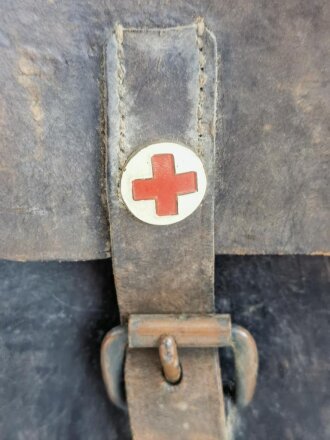 Rot Kreuz Tasche mit Trageriemen. Schweres Leder, ungereinigt. Maße etwa 20 x 26 x 10cm