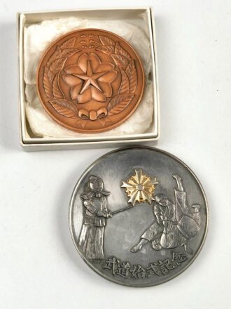 Japan, 2 Medaillen 55 und 69mm