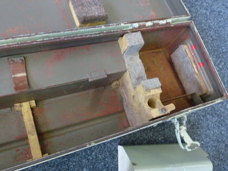 2 Meter Mess- und Richt - basislatte für Pionier und Artillerie in Kiste mit Zubehör. Kasten und Regenrohre überlackiert, sonst einwandfrei