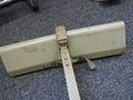 2 Meter Mess- und Richt - basislatte für Pionier und Artillerie in Kiste mit Zubehör. Kasten und Regenrohre überlackiert, sonst einwandfrei