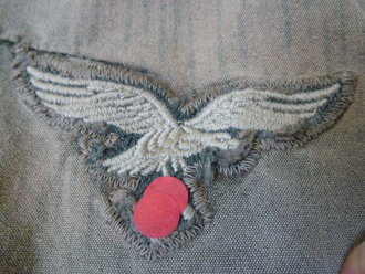 Tarnfeldbluse der Luftwaffen Felddivisionen, verblasstes Sumpftarn, der Adler Originalvernäht, keine erkennbare Stempelung, wohl gewaschen- leuchtet aber nicht