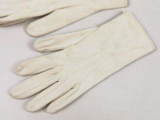 Kaiserreich, Weiße Handschuhe für Offiziere. Leicht angeschmutzt, stark getragenes , zwei unterschiedliche Grössen
