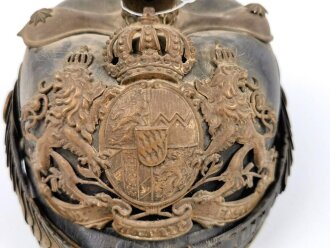 Bayern, Pickelhaube für einen Offizier der Chevaulegers. Dachbodenfund im Fundzustand