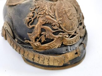 Bayern, Pickelhaube für einen Offizier der Chevaulegers. Dachbodenfund im Fundzustand