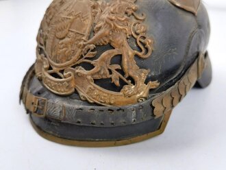 Bayern, Pickelhaube für einen Offizier der Chevaulegers. Dachbodenfund im Fundzustand