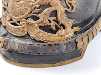 Bayern, Pickelhaube für einen Offizier der Chevaulegers. Dachbodenfund im Fundzustand