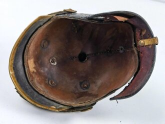 Bayern, Pickelhaube für einen Offizier der Chevaulegers. Dachbodenfund im Fundzustand