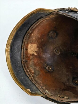Bayern, Pickelhaube für einen Offizier der Chevaulegers. Dachbodenfund im Fundzustand