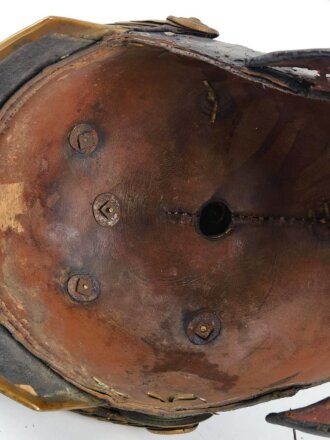 Bayern, Pickelhaube für einen Offizier der Chevaulegers. Dachbodenfund im Fundzustand