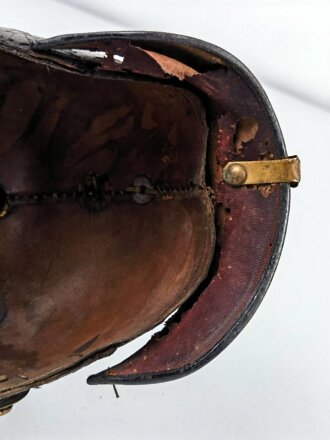Bayern, Pickelhaube für einen Offizier der Chevaulegers. Dachbodenfund im Fundzustand