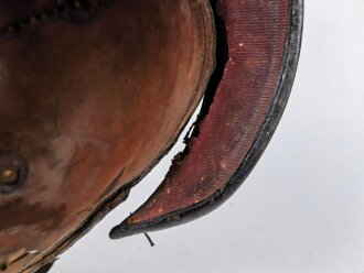 Bayern, Pickelhaube für einen Offizier der Chevaulegers. Dachbodenfund im Fundzustand