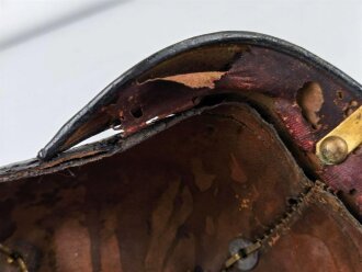 Bayern, Pickelhaube für einen Offizier der Chevaulegers. Dachbodenfund im Fundzustand