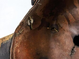 Bayern, Pickelhaube für einen Offizier der Chevaulegers. Dachbodenfund im Fundzustand