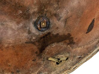 Bayern, Pickelhaube für einen Offizier der Chevaulegers. Dachbodenfund im Fundzustand