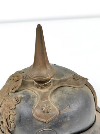 Bayern, Pickelhaube für einen Offizier der Chevaulegers. Dachbodenfund im Fundzustand