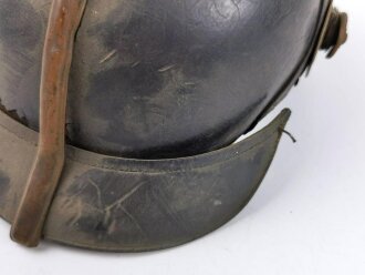Bayern, Pickelhaube für einen Offizier der Chevaulegers. Dachbodenfund im Fundzustand